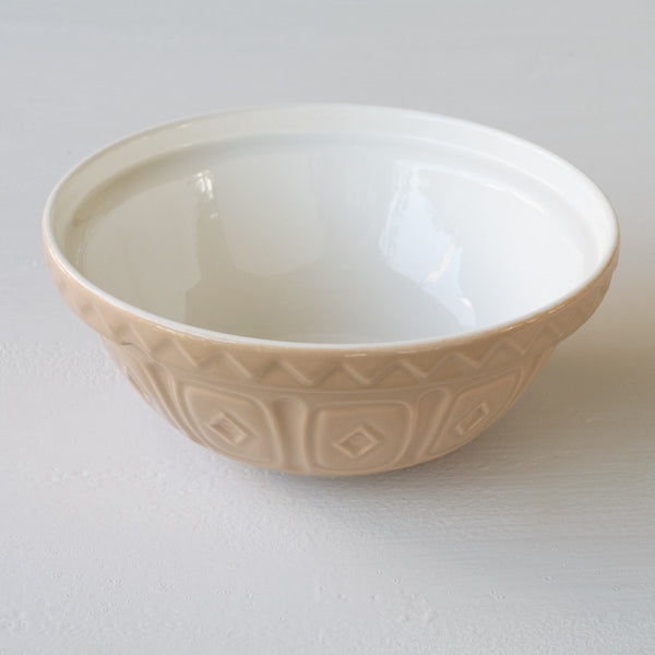 Reach for the iconic Mason Cash caneware mixing bowl for storing ingredients, beating eggs or whenever you need a stable bowl for large batches of cake or pudding batter, or for mixing biscuit, pastry or bread dough. 