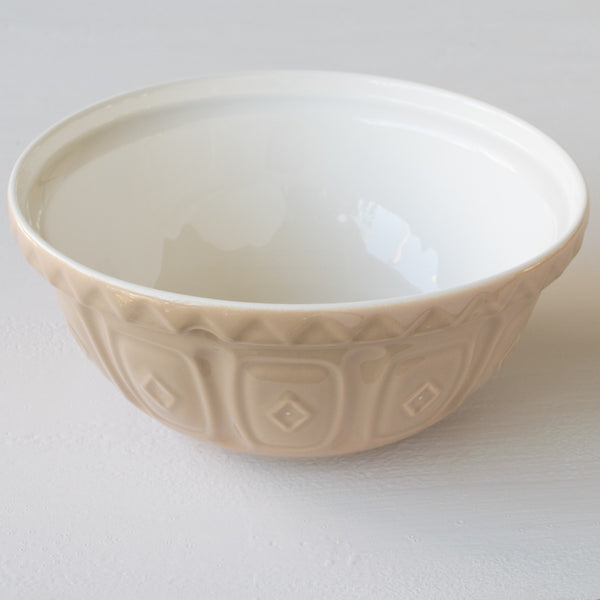 Reach for the iconic Mason Cash caneware mixing bowl for storing ingredients, beating eggs or whenever you need a stable bowl for large batches of cake or pudding batter, or for mixing biscuit, pastry or bread dough. 