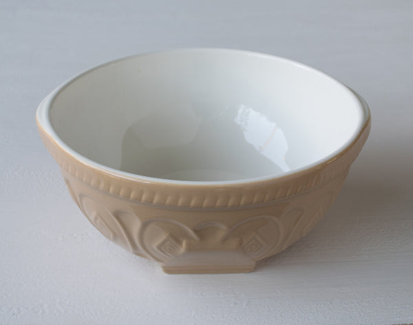 Reach for the iconic Mason Cash caneware mixing bowl for storing ingredients, beating eggs or whenever you need a stable bowl for large batches of cake or pudding batter, or for mixing biscuit, pastry or bread dough. 