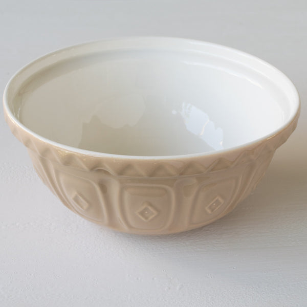 Reach for the iconic Mason Cash caneware mixing bowl for storing ingredients, beating eggs or whenever you need a stable bowl for large batches of cake or pudding batter, or for mixing biscuit, pastry or bread dough. 