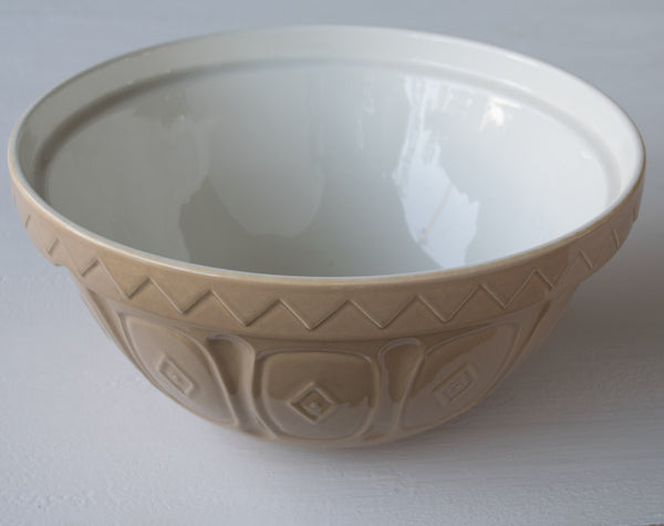 Reach for the iconic Mason Cash caneware mixing bowl for storing ingredients, beating eggs or whenever you need a stable bowl for large batches of cake or pudding batter, or for mixing biscuit, pastry or bread dough. 