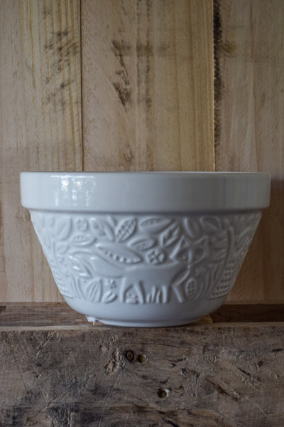 Pudding Bowl, cream with embossed fox (S36, 16cm) is part of the Mason Cash In the Forest range. The rim is ideal for tying and keeping a seal with baking paper and foil during the steaming process and the exterior, embossed with mid-19th Century folk-inspired forest scenes, provides a secure grip.
