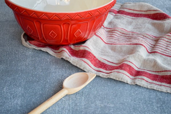 The most experienced cooks among our customers say these 30cm flat bottomed wooden spoons are the business for reaching into the curves of pots and bowls. 