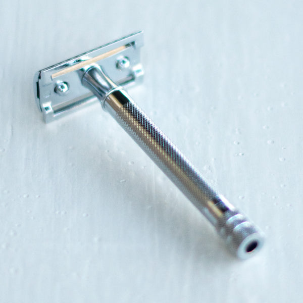 The Merkur long handle classic double edge razor with chrome finish comes with a longer, 10cm handle ideal for larger hands. Good beginner razor. 