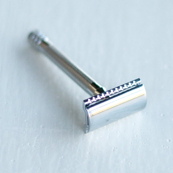 The Merkur long handle classic double edge razor with chrome finish comes with a longer, 10cm handle ideal for larger hands. Good beginner razor. 