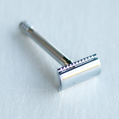The Merkur long handle classic double edge razor with chrome finish comes with a longer, 10cm handle ideal for larger hands. Good beginner razor. 