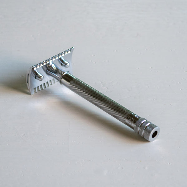 The Merkur 25C long handle classic open comb razor in a chrome finish is ideal for tough, coarse or heavy beards. The open tooth head offers more exposure to the blade and is slightly more aggressive than a regular closed comb/safety-bar razor. 