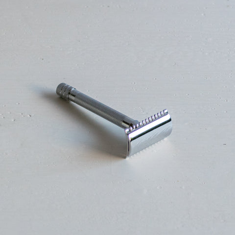 The Merkur 25C long handle classic open comb razor in a chrome finish is ideal for tough, coarse or heavy beards. The open tooth head offers more exposure to the blade and is slightly more aggressive than a regular closed comb/safety-bar razor. 