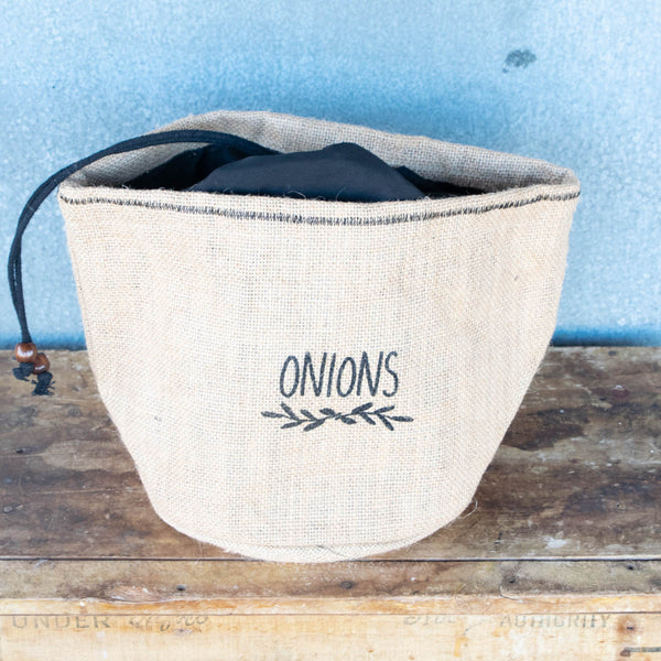 Store onions in our onion storage pouch to keep onions fresher for longer. The black cotton lining and draw string minimise the exposure of onions to light, while letting air circulate.
