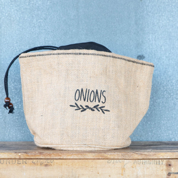 Store onions in our onion storage pouch to keep onions fresher for longer. The black cotton lining and draw string minimise the exposure of onions to light, while letting air circulate.