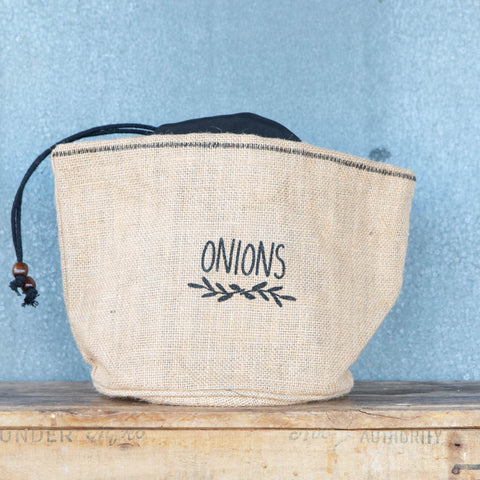 Store onions in our onion storage pouch to keep onions fresher for longer. The black cotton lining and draw string minimise the exposure of onions to light, while letting air circulate.
