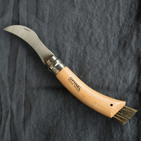 The Opinel no. 8 mushrooming pocket knife, with boar bristle brush, stainless steel pruning blade and beech handle, is specially designed for picking and preparing mushrooms. It is the ideal companion for walking in the forest.