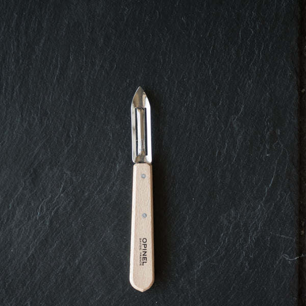 Opinel peeler no. 115 for quick and easy peeling of fruit and vegetables. Dishwasher safe, place your knife in the cutlery basket with the blade downwards, and wipe before putting it away.