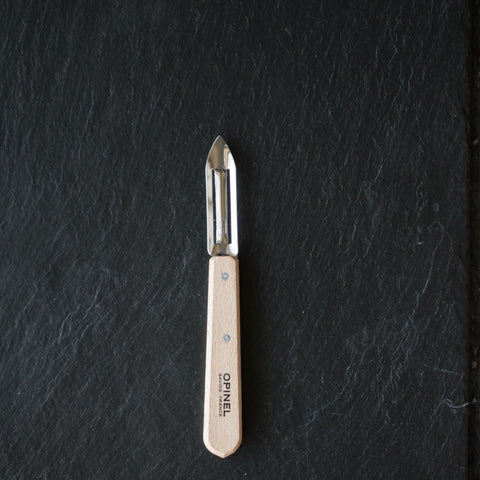 Opinel peeler no. 115 for quick and easy peeling of fruit and vegetables. Dishwasher safe, place your knife in the cutlery basket with the blade downwards, and wipe before putting it away.