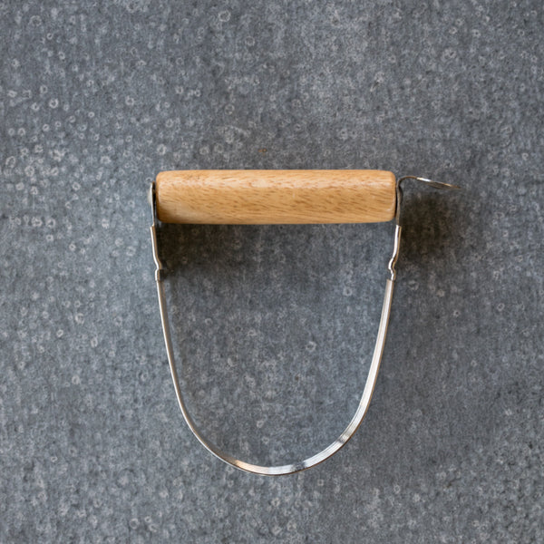 Use our timber handle and stainless steel blender to mix softened butter and flour for dough, or to airate flour for light and fluffy scones.