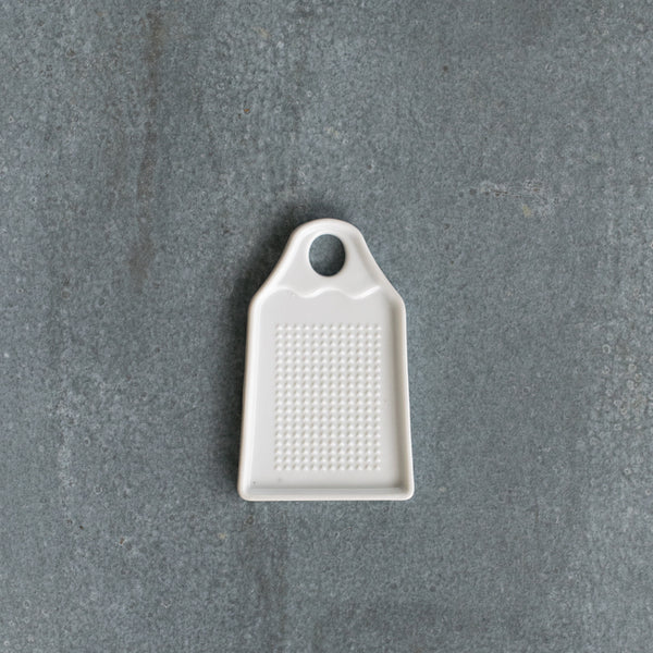 Use our timber handle and stainless steel blender to mix softened butter and flour for dough, or to airate flour for light and fluffy scones.