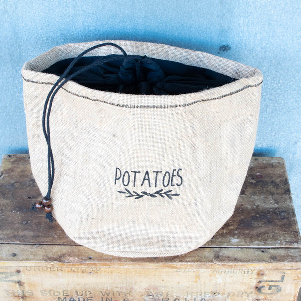 Store potatoes in our potato storage pouch to keep potatoes fresher for longer. The black cotton lining and draw string minimise the exposure of onions to light, while letting air circulate.