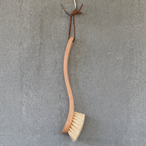 Use Redecker's Curved Dish Brush with natural tampico fibre to scrub dishes clean. Join the plastic alternatives revolution and enjoy the feel of the oiled beechwood handle, and stiff tampico fibre bristles for making light work of washing up. 