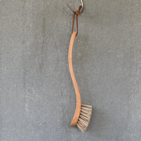 Redecker Dish Brush, curved handle with natural union fibre to scrub dishes clean. Join the plastic alternatives revolution and enjoy the feel of the oiled beechwood handle, and stiff union fibre bristles for making light work of washing up. 