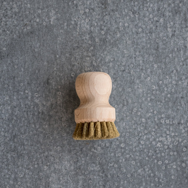 Clean your BBQ hot plate with the Redecker BBQ Brush. The timber handle fits comfortably into the palm of your hand and the copper bristles clean thoroughly, yet gently, copper being a softer metal. 