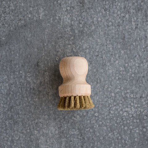 Clean your BBQ hot plate with the Redecker BBQ Brush. The timber handle fits comfortably into the palm of your hand and the copper bristles clean thoroughly, yet gently, copper being a softer metal. 