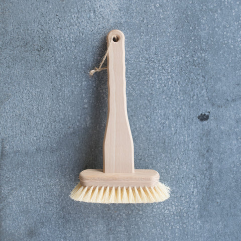 Made from FSC-certified untreated beechwood, this bathtub brush is as eco-friendly as it is efficient. Its unique shape makes short work of cleaning out the tub. When discarded, the all-natural materials will degrade significantly quicker than plastic. Better for the planet and better for you. 