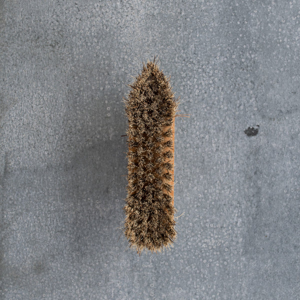 The bow shaped handle of this Redecker oiled beechwood, all-purpose brush makes vigorous cleaning and scrubbing easier. With a strong grip, greater pressure can be applied.