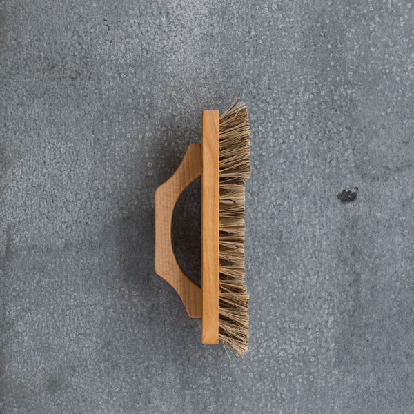 The bow shaped handle of this Redecker oiled beechwood, all-purpose brush makes vigorous cleaning and scrubbing easier. With a strong grip, greater pressure can be applied.