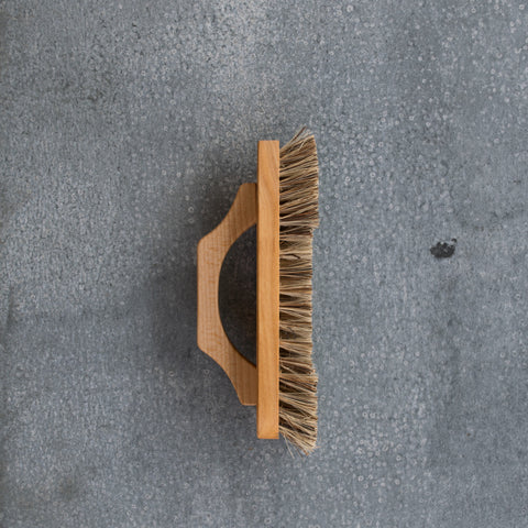 The bow shaped handle of this Redecker oiled beechwood, all-purpose brush makes vigorous cleaning and scrubbing easier. With a strong grip, greater pressure can be applied.