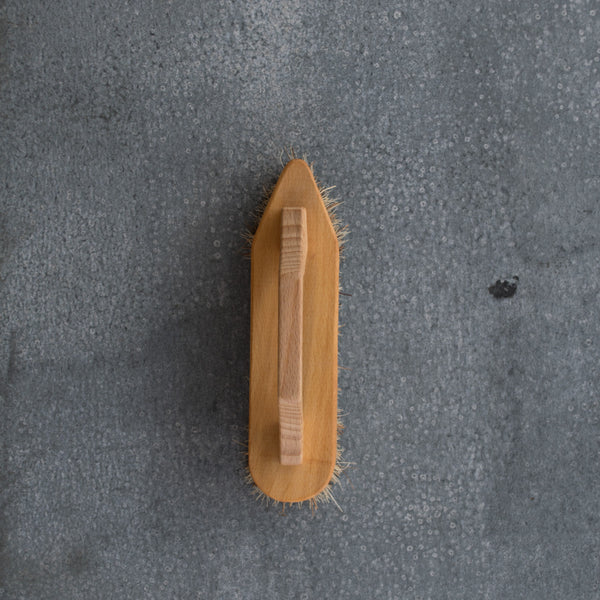 The bow shaped handle of this Redecker oiled beechwood, all-purpose brush makes vigorous cleaning and scrubbing easier. With a strong grip, greater pressure can be applied.