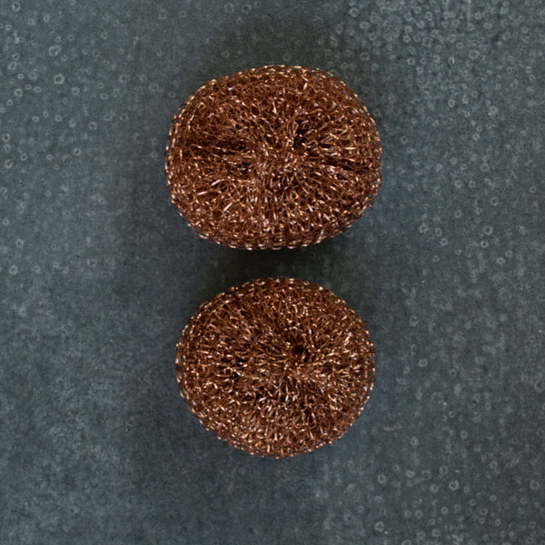 The Redecker round copper scourer, that comes in a pack of two, cleans extra thoroughly and gently. Copper is a soft metal, which does not scratch. Perfect for cleaning Falcon enamelware, pots, pans, sin, stove, glass, and high grade steel. Removes layers of rust from cutlery. Ideal also for bikes, cars, and motorcycles. Not for use on teflon or similar surfaces.