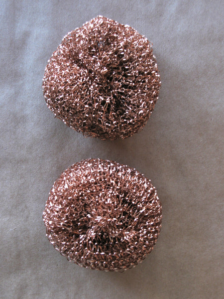 The Redecker round copper scourer, that comes in a pack of two, cleans extra thoroughly and gently. Copper is a soft metal, which does not scratch. Perfect for cleaning Falcon enamelware, pots, pans, sin, stove, glass, and high grade steel. Removes layers of rust from cutlery. Ideal also for bikes, cars, and motorcycles. Not for use on teflon or similar surfaces.
