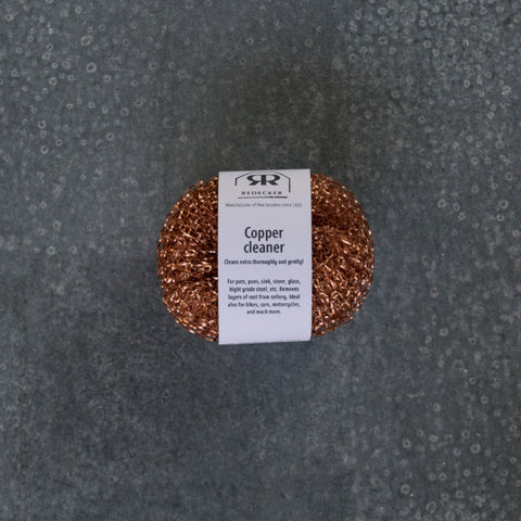 The Redecker round copper scourer, that comes in a pack of two, cleans extra thoroughly and gently. Copper is a soft metal, which does not scratch. Perfect for cleaning Falcon enamelware, pots, pans, sin, stove, glass, and high grade steel. Removes layers of rust from cutlery. Ideal also for bikes, cars, and motorcycles. Not for use on teflon or similar surfaces.