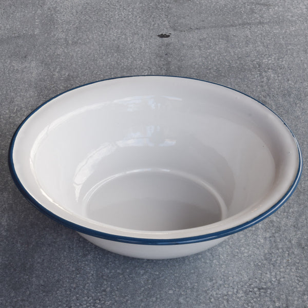 Use the Falcon enamel basin as a large bowl for kneading and resting dough, storing freshly picked fruit or vegetables or its traditional use as a wash basin.