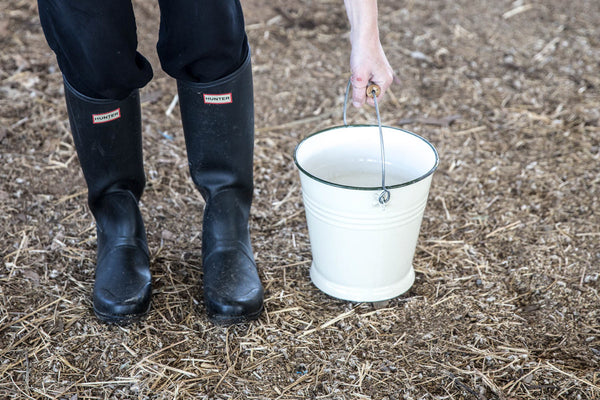 Perfect for collecting vegetable and fruit scraps for chickens, worm farms, or compost. An enamel bucket is attractive on the kitchen bench, and easy to wash. Also, a great bucket for cleaning and collecting ash from the fireplace and transferring it onto the garden. 