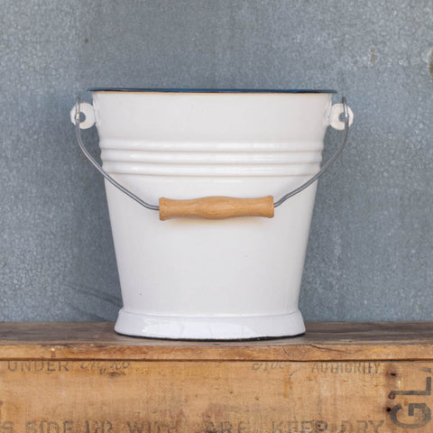 Perfect for collecting vegetable and fruit scraps for chickens, worm farms, or compost. An enamel bucket is attractive on the kitchen bench, and easy to wash. Also, a great bucket for cleaning and collecting ash from the fireplace and transferring it onto the garden. 