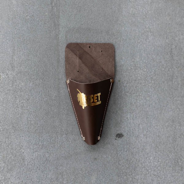 Thread a Secateur Pouch onto your waistband or belt, to keep secateurs at hand while gardening. Pouch includes belt slits for best positioning. Stitched with riveted corners for extra strength. 