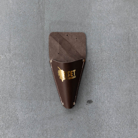 Thread a Secateur Pouch onto your waistband or belt, to keep secateurs at hand while gardening. Pouch includes belt slits for best positioning. Stitched with riveted corners for extra strength. 