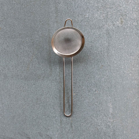 Use this petite 7cm diameter stainless steel mesh strainer to strain loose leaf tea from the tea pot, or for sieving icing sugar or cocoa on cakes and biscuits.