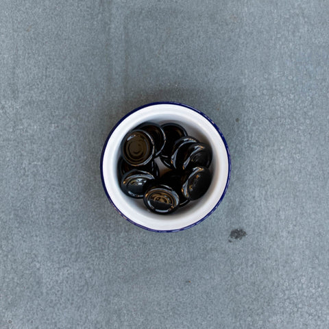 Fowlers Vacola Sauce Bottle Lids, Black, 40mm wide for screw top bottles. The black lids are single use only and come in a packet of 12. The safety cap will vacuum seal and concave upon cooling when placed in your Fowlers Preserving Unit. 