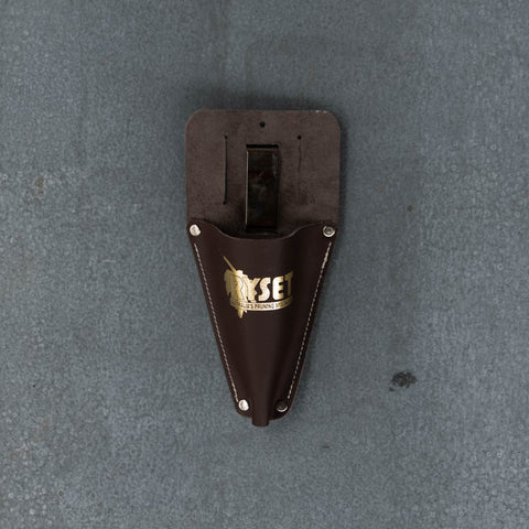 Clip or thread a Secateur Pouch onto your waistband or belt, to keep secateurs at hand while gardening.