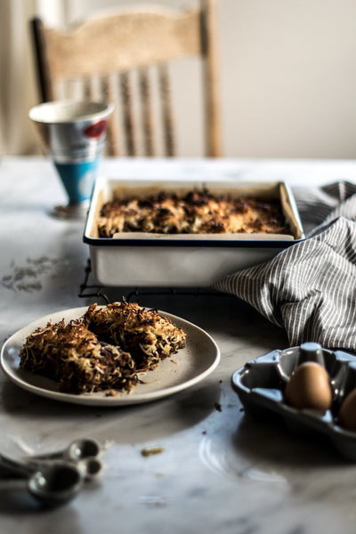 This Falcon enamel square cake tin is a beautiful conductor of heat, resulting in a pleasing cake texture