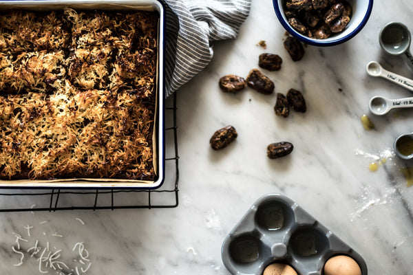 This Falcon enamel square cake tin is a beautiful conductor of heat, resulting in a pleasing cake texture