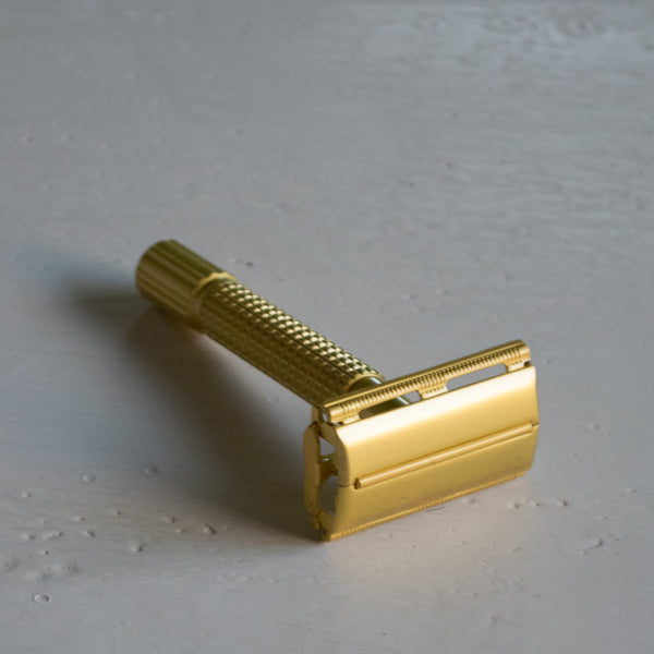 An old school twist safety razor in pearl gold, using replaceable double edged razor blades. Screw the bottom of the handle to open the razor head to change blades. Comes with five Astra platinum blades, cleaning brush and case with inbuilt mirror. 