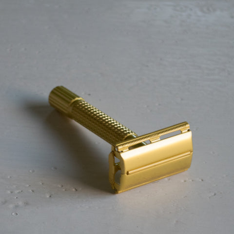 An old school twist safety razor in pearl gold, using replaceable double edged razor blades. Screw the bottom of the handle to open the razor head to change blades. Comes with five Astra platinum blades, cleaning brush and case with inbuilt mirror. 