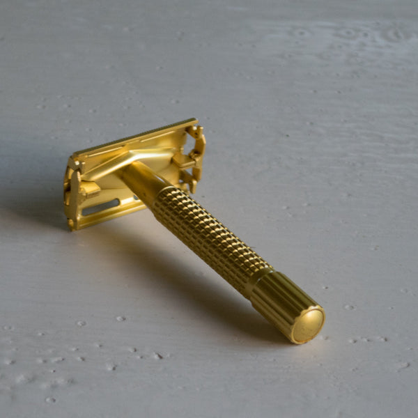 An old school twist safety razor in pearl gold, using replaceable double edged razor blades. Screw the bottom of the handle to open the razor head to change blades. Comes with five Astra platinum blades, cleaning brush and case with inbuilt mirror. 