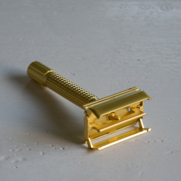 An old school twist safety razor in pearl gold, using replaceable double edged razor blades. Screw the bottom of the handle to open the razor head to change blades. Comes with five Astra platinum blades, cleaning brush and case with inbuilt mirror. 