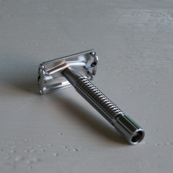 An old school twist safety razor in gunmetal, using replaceable double edged razor blades. Screw the bottom of the handle to open the razor head to change blades. Comes with five Astra platinum blades, cleaning brush and case with inbuilt mirror. 