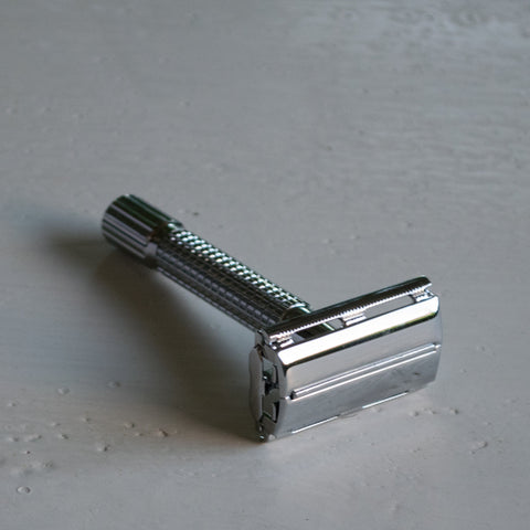 An old school twist safety razor in gunmetal, using replaceable double edged razor blades. Screw the bottom of the handle to open the razor head to change blades. Comes with five Astra platinum blades, cleaning brush and case with inbuilt mirror. 