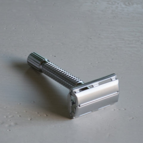 An old school twist safety razor in pearl silver, using replaceable double edged razor blades. Screw the bottom of the handle to open the razor head to change blades. Comes with five Astra platinum blades, cleaning brush, and case with inbuilt mirror. 